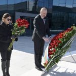 İlham Əliyev Tbilisidə Qəhrəmanlar Memorialını ziyarət etdi