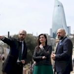 Baş nazir İçərişəhərdə gəzintiyə çıxdı, təndir çörəyi yedi 