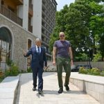 İlham Əliyev Şuşanın Qarabağ küçəsində dövlət-özəl tərəfdaşlığı çərçivəsində həyata keçirilmiş işlərlə tanış olub